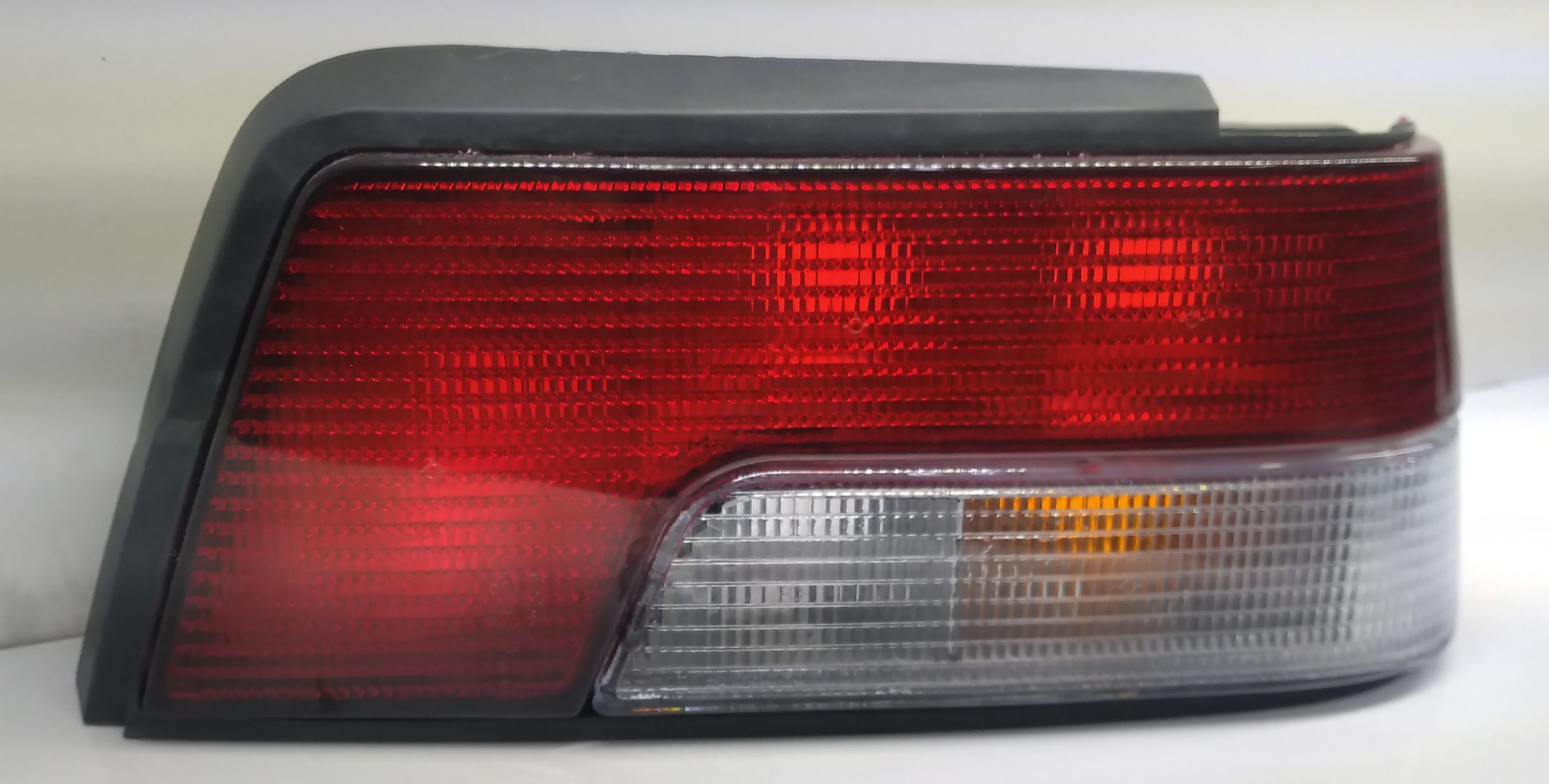 چراغ عقب اسپرت پژو ۴۰۵ طرح قرمز سفید برند گسترش یدک آذرکو