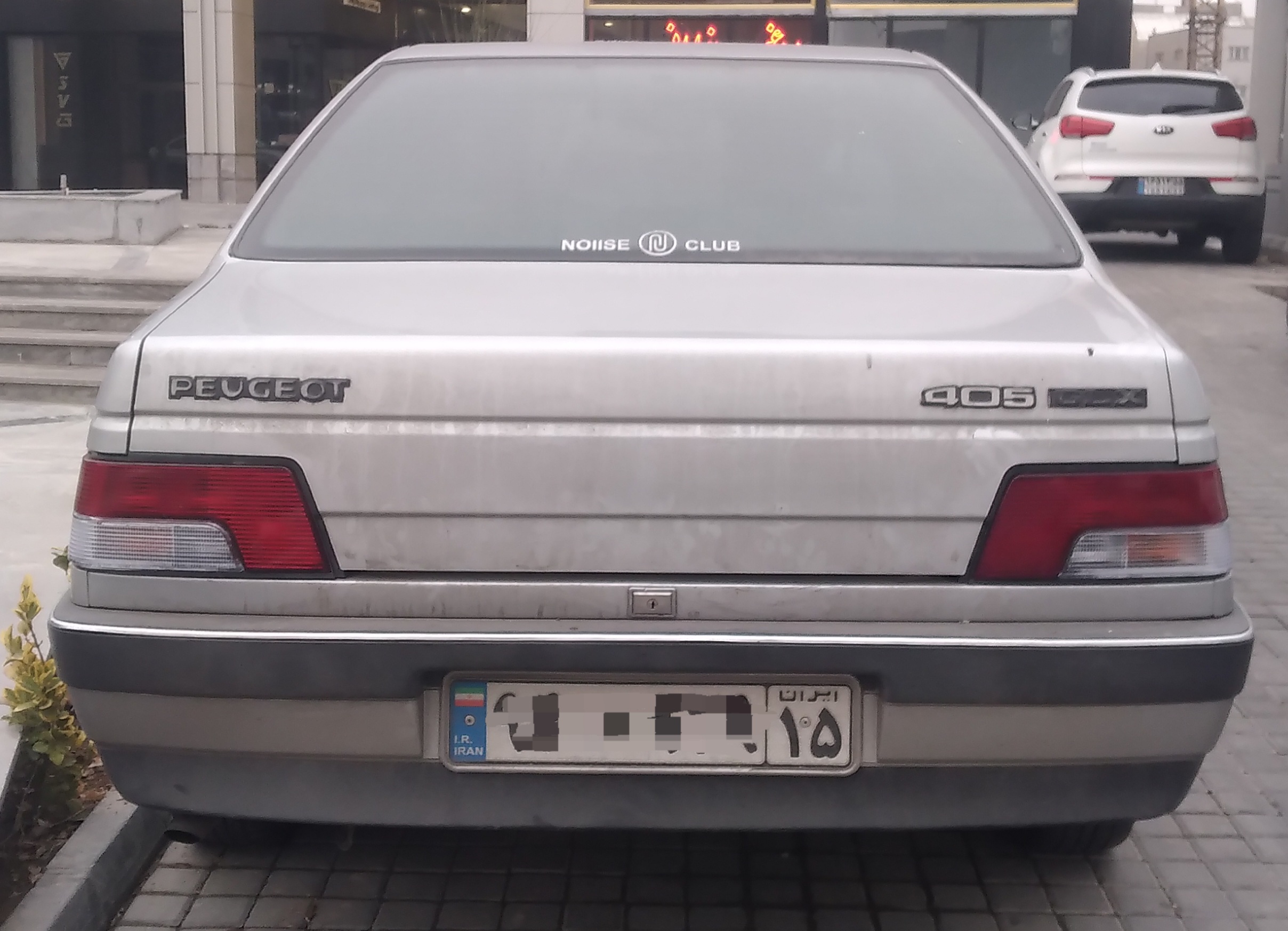 چراغ عقب اسپرت پژو ۴۰۵ طرح قرمز سفید برند گسترش یدک آذرکو