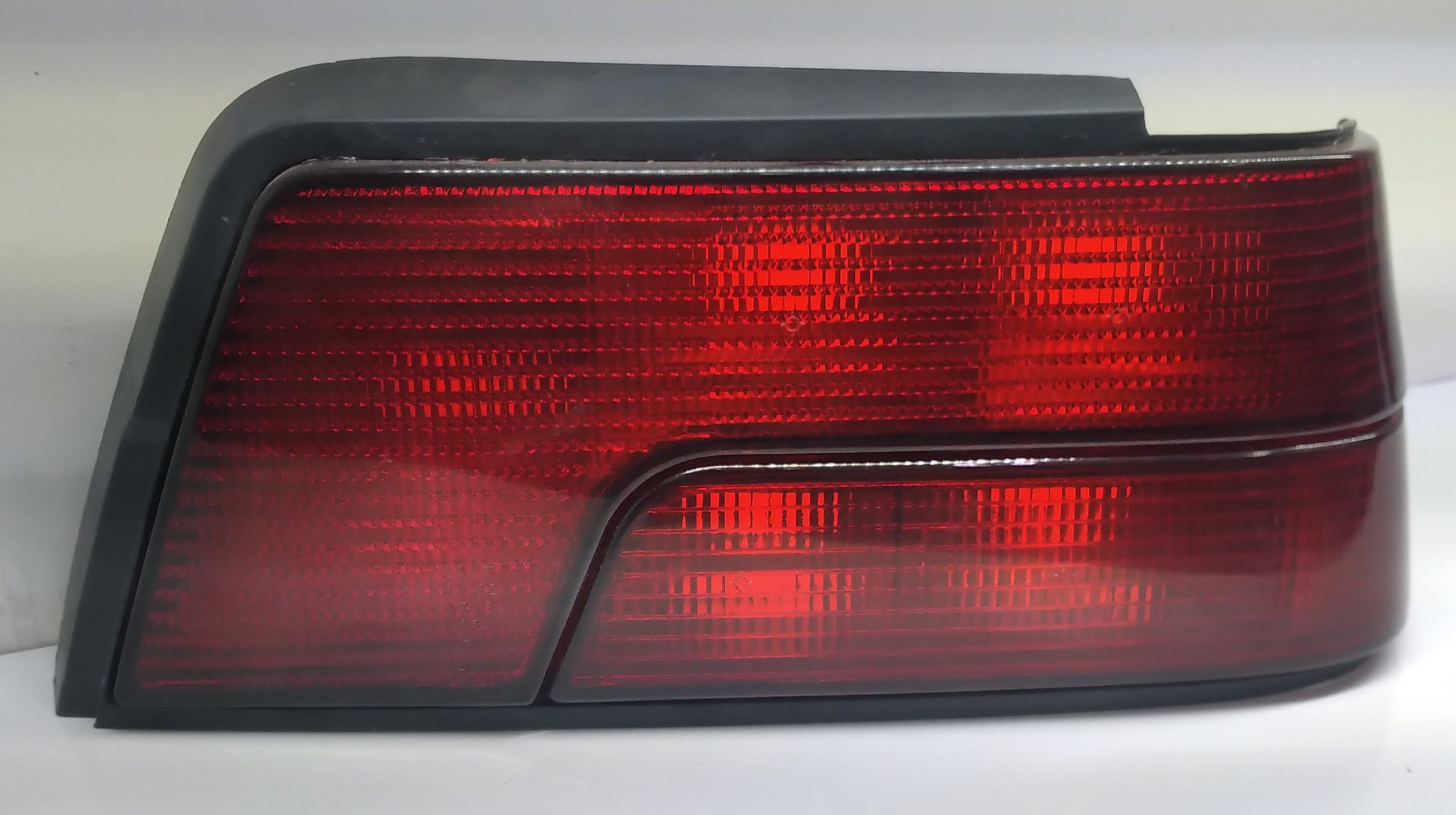 چراغ عقب اسپرت پژو 405 طرح تمام قرمز سمت راست برند گسترش یدک آذرکو